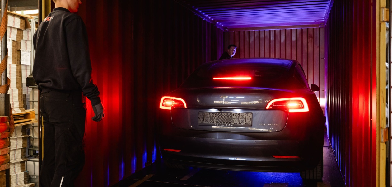 Hoeveel auto’s passen er in een container, en hoe verscheep je op een veilige en efficiënte manier auto’s in zeecontainers?